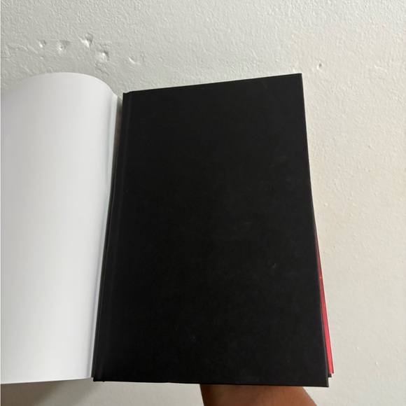 Fourth Wing Limited Holiday Special Edition
Book Red Cover/ New - Picture 7 of 10